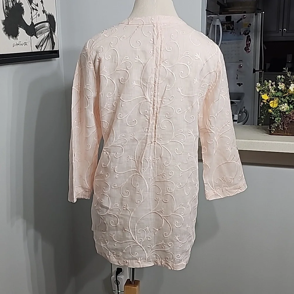 St. Tropez women's light pink top. Embrodery.V neck with three buttons.‎